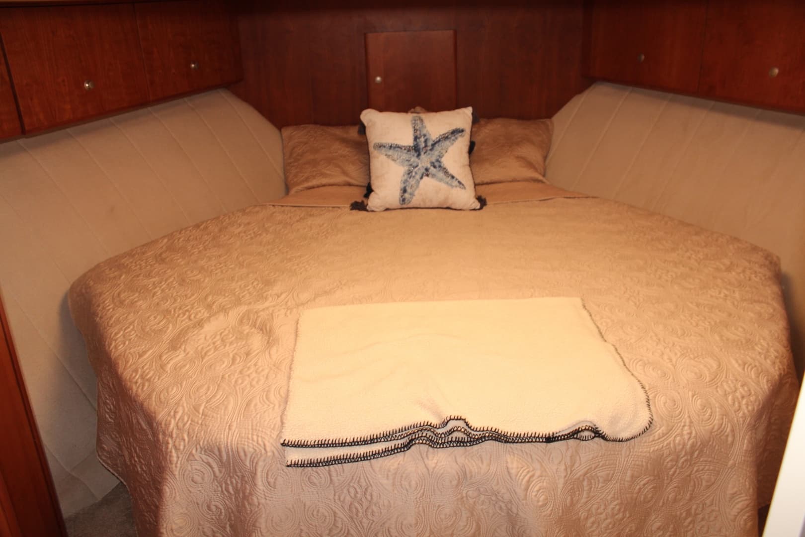 Master Island Queen Berth