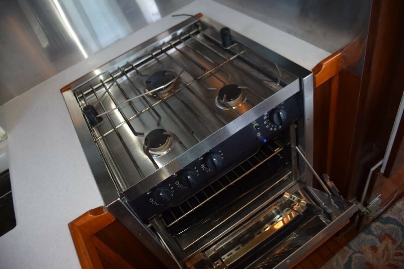 Force 10 Gas Range Has A Full Oved