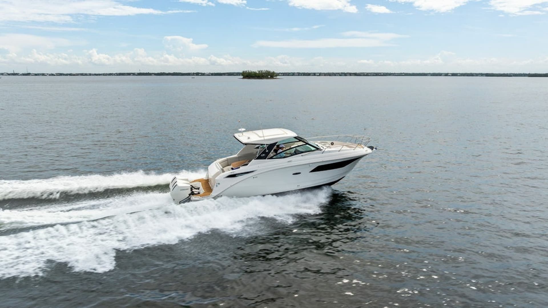 2022 Sea Ray Sundancer 320 Outboard