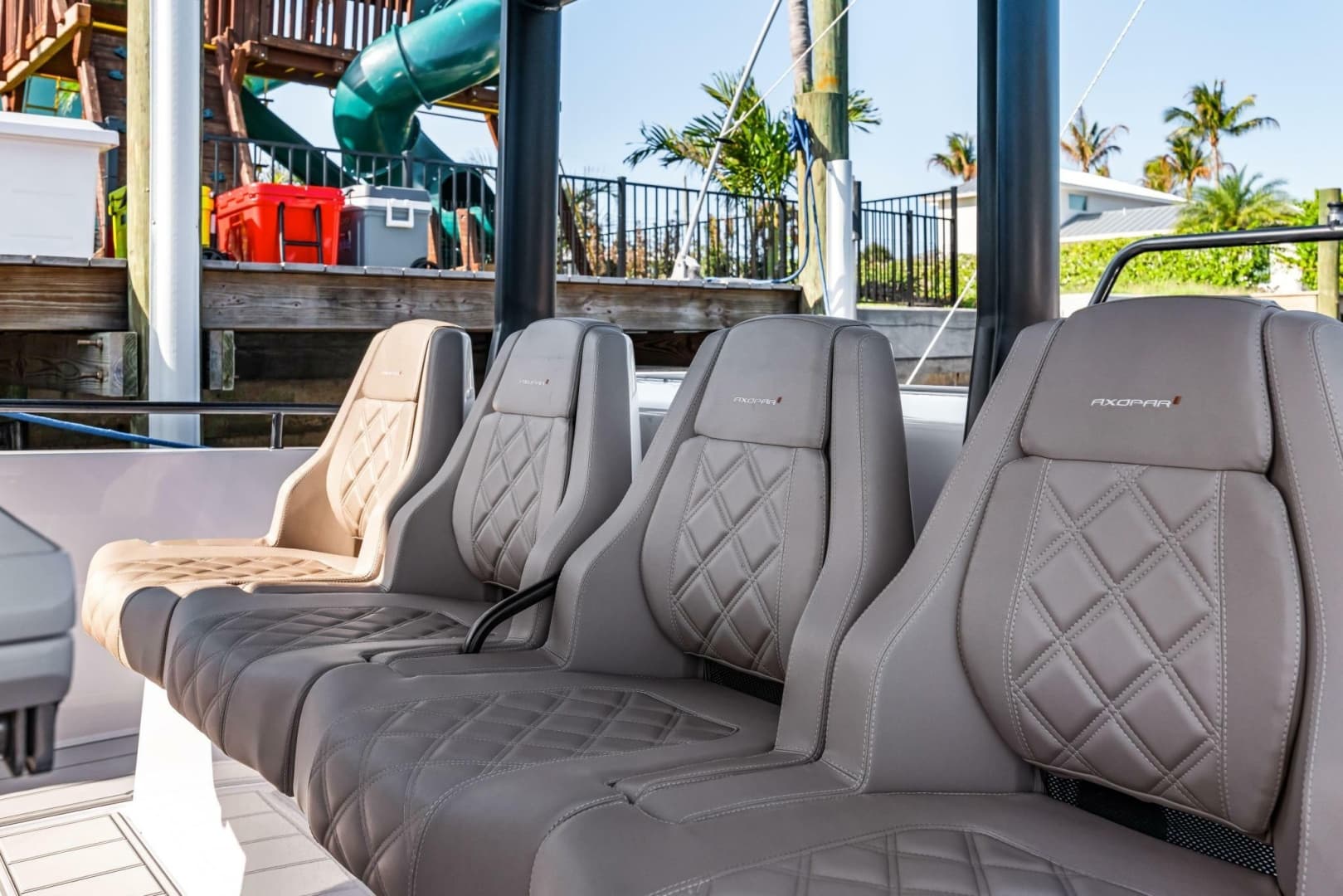 Axopar 37 - Helm Seating
