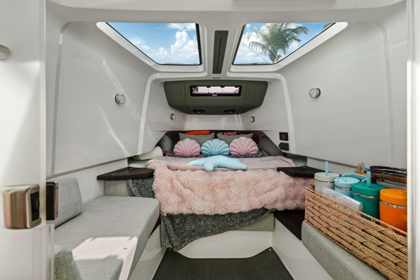 Axopar 37 - Cabin
