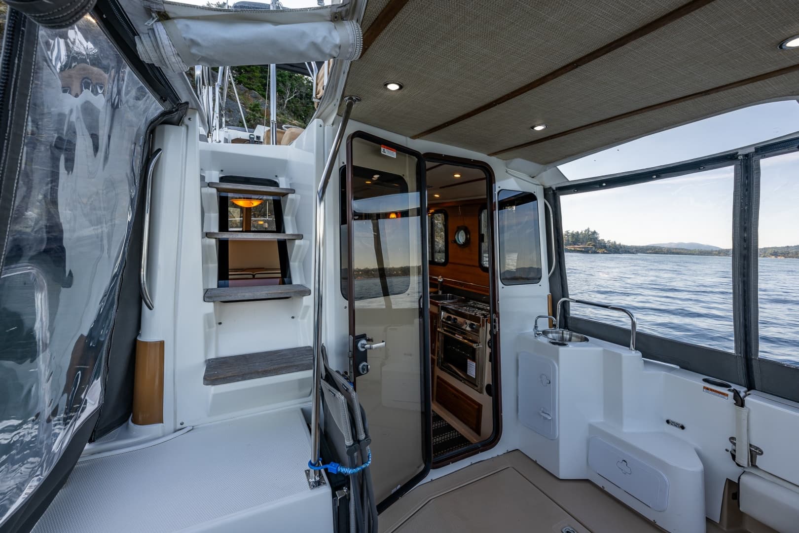 2016 Ranger Tugs R-31 CB