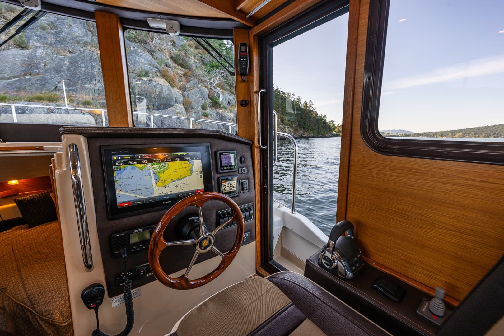 2016 Ranger Tugs R-31 CB