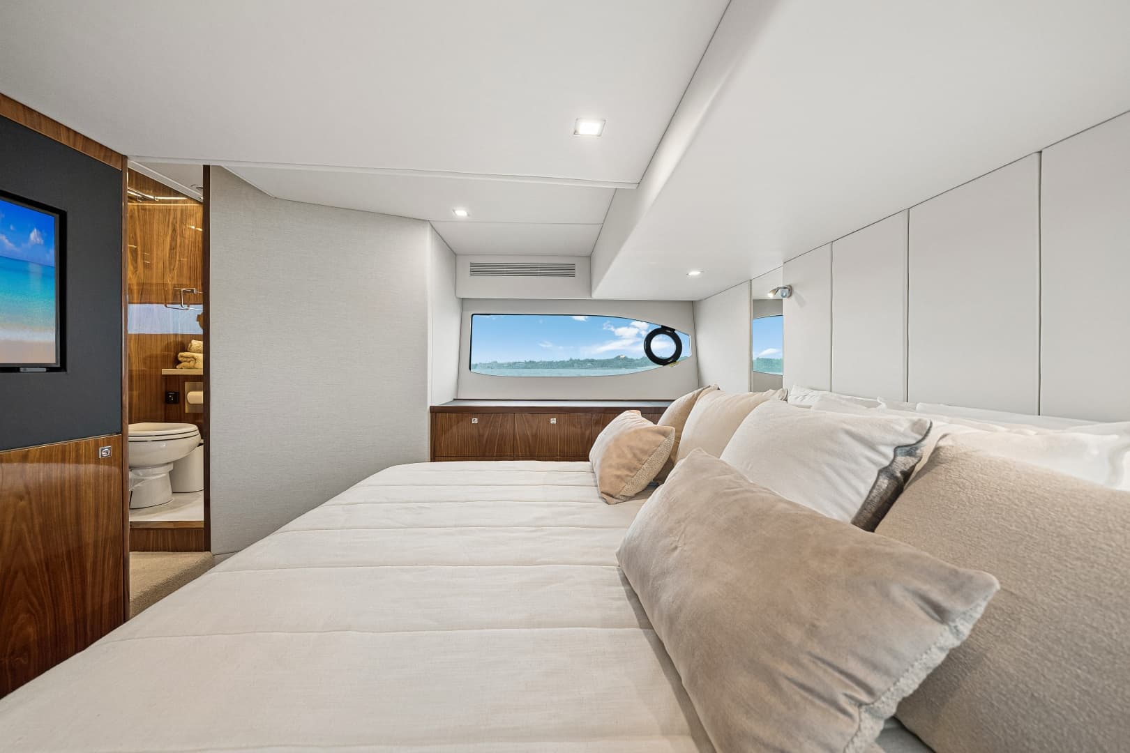 2023 Riviera 4600 Sport Yacht