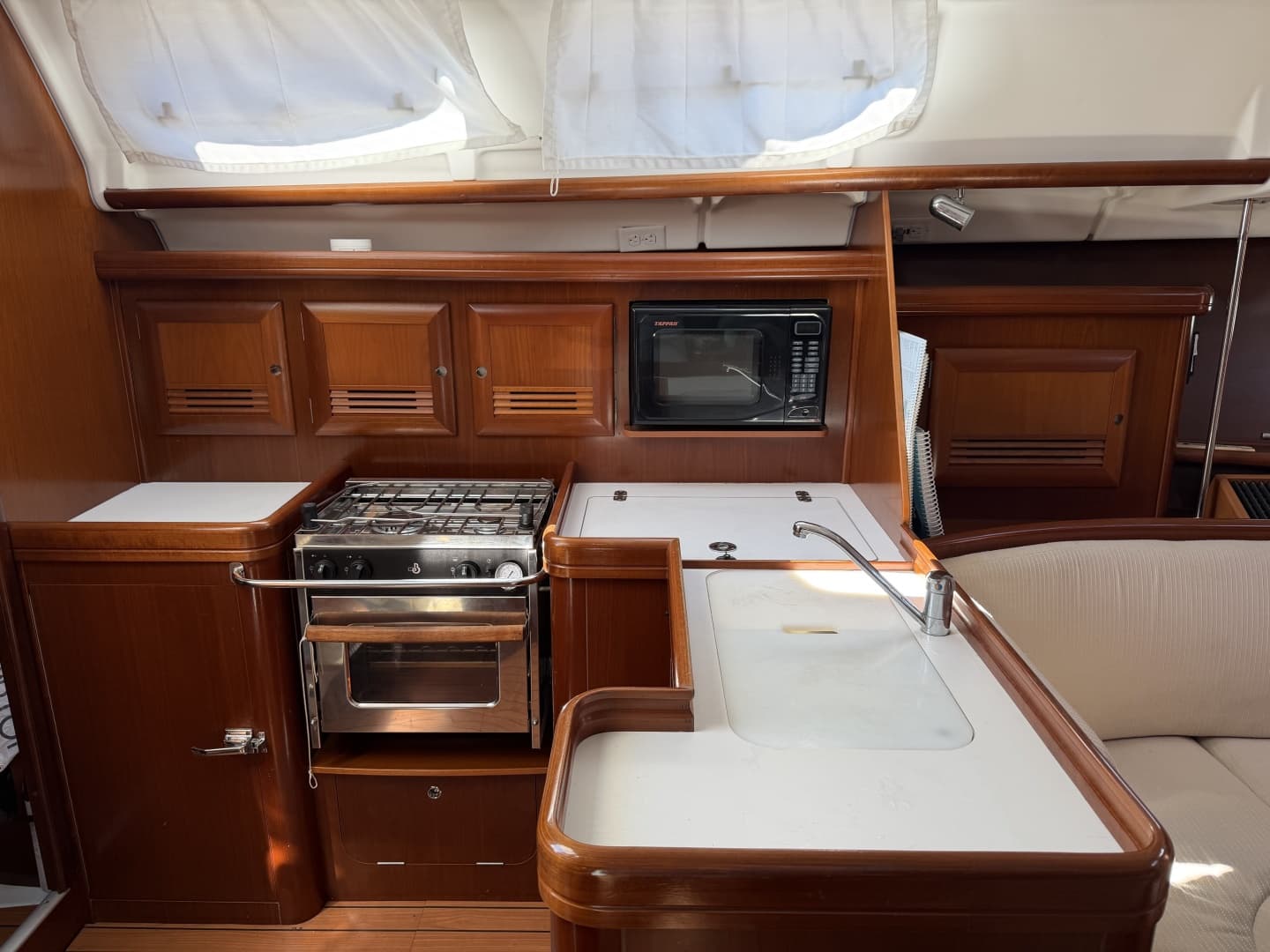 2005 Beneteau 373
