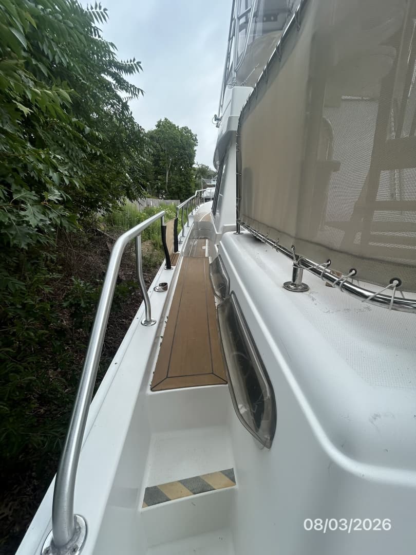 43' Mainship port side deck2