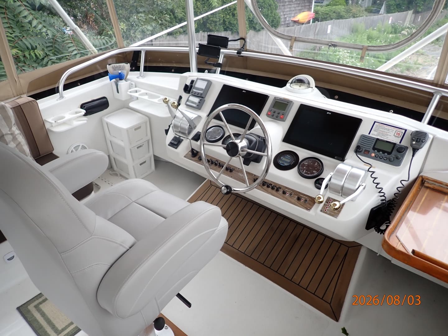 43' Mainship flybridge helm2