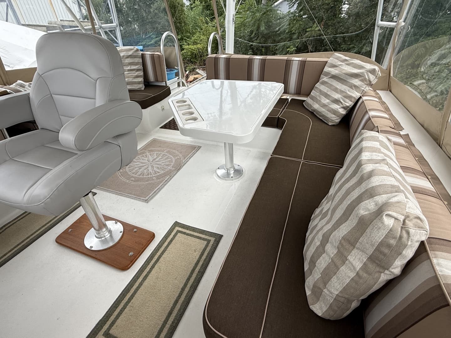 43' Mainship flybridge port aft seating3