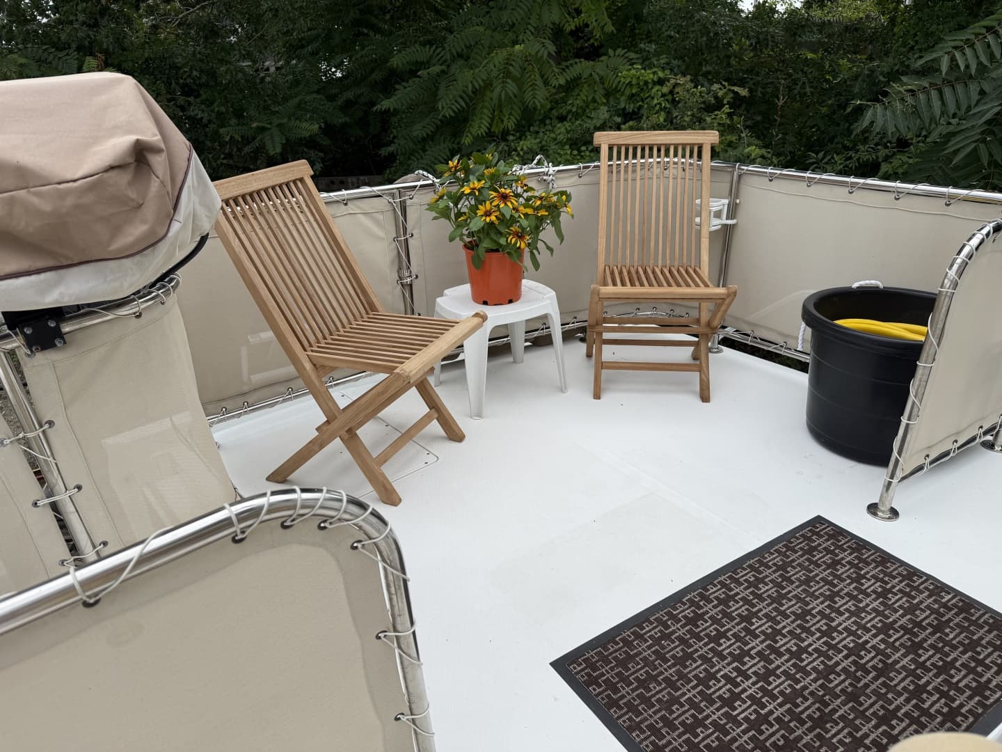 43' Mainship trunk cabin seating