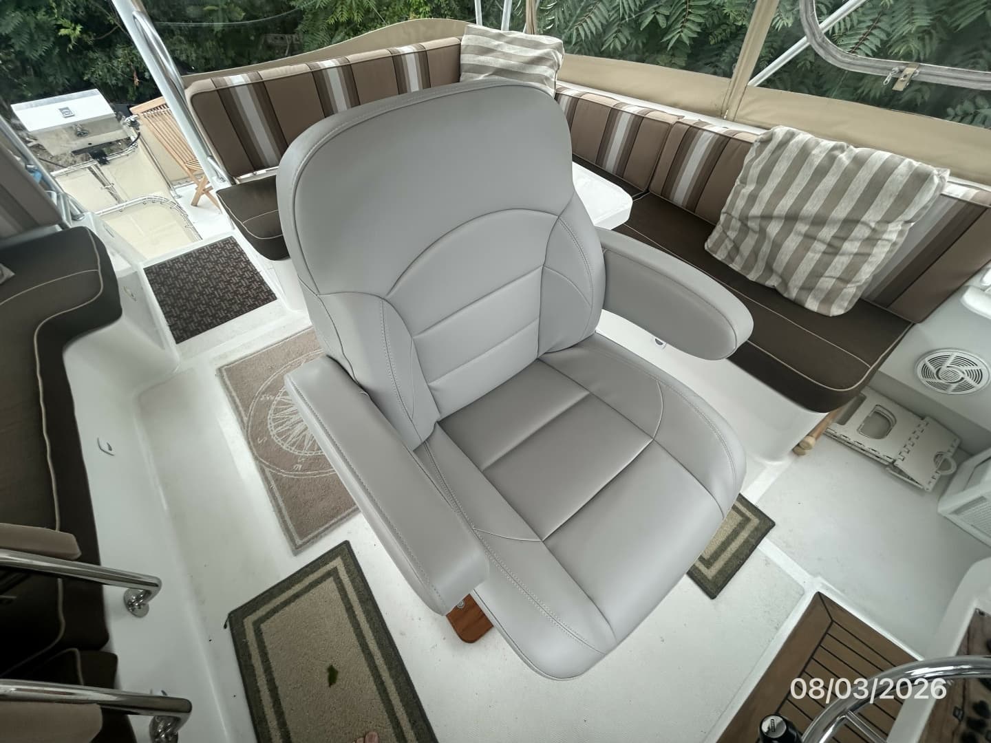 43' Mainship flybridge helmseat