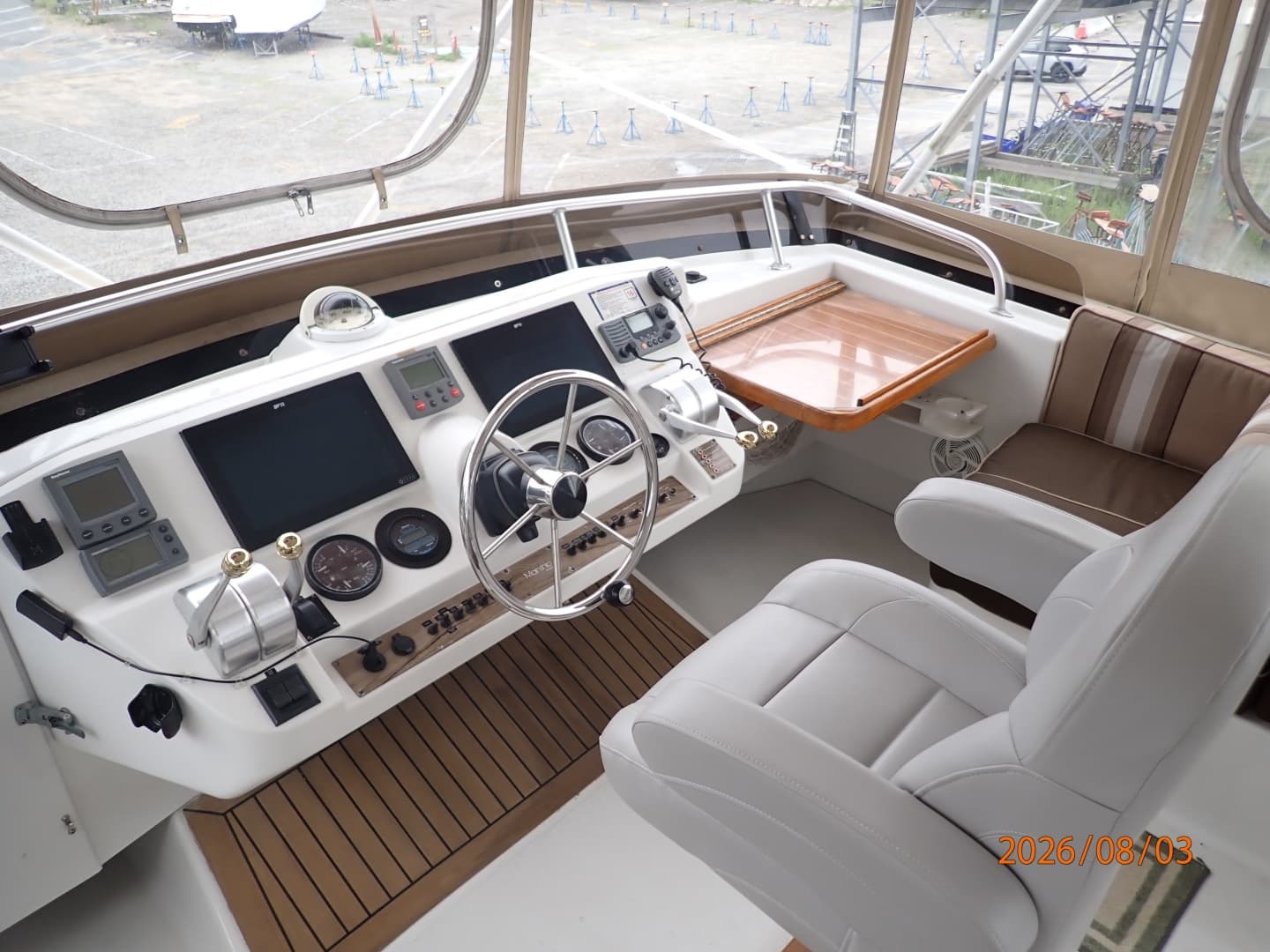 43' Mainship flybridge helm1