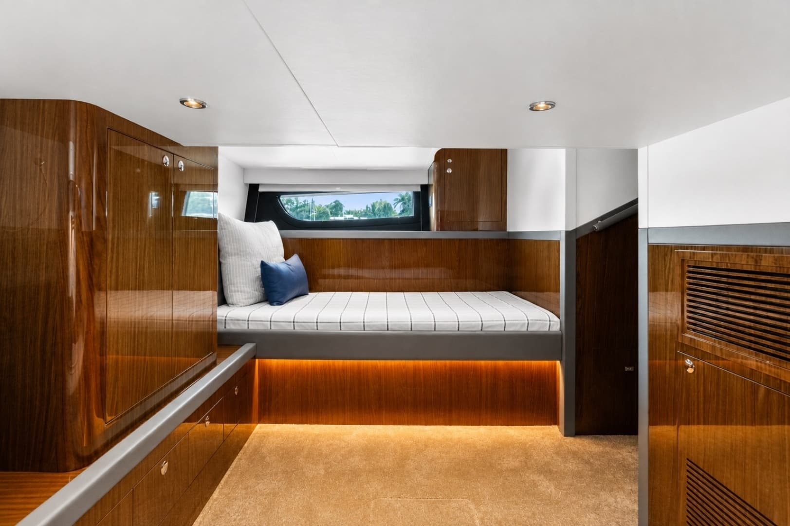 Eclipse 50 - STINGRAY GRAY - Guest Stateroom