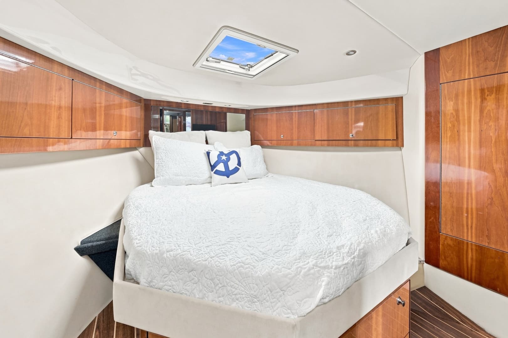 2009 Riviera 4700 Sport Yacht