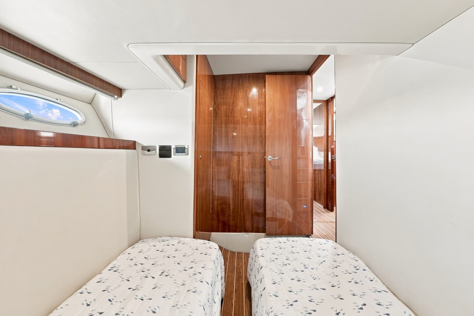 2009 Riviera 4700 Sport Yacht