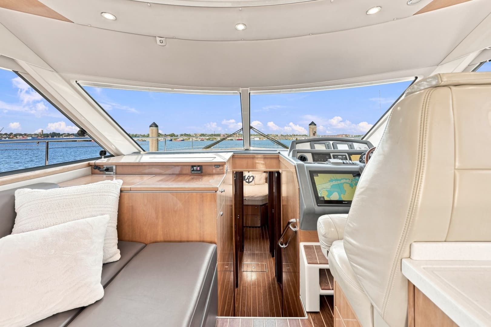 2009 Riviera 4700 Sport Yacht
