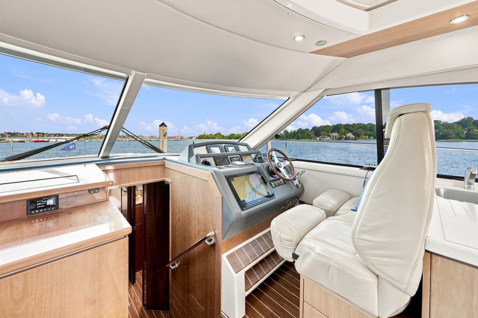 2009 Riviera 4700 Sport Yacht