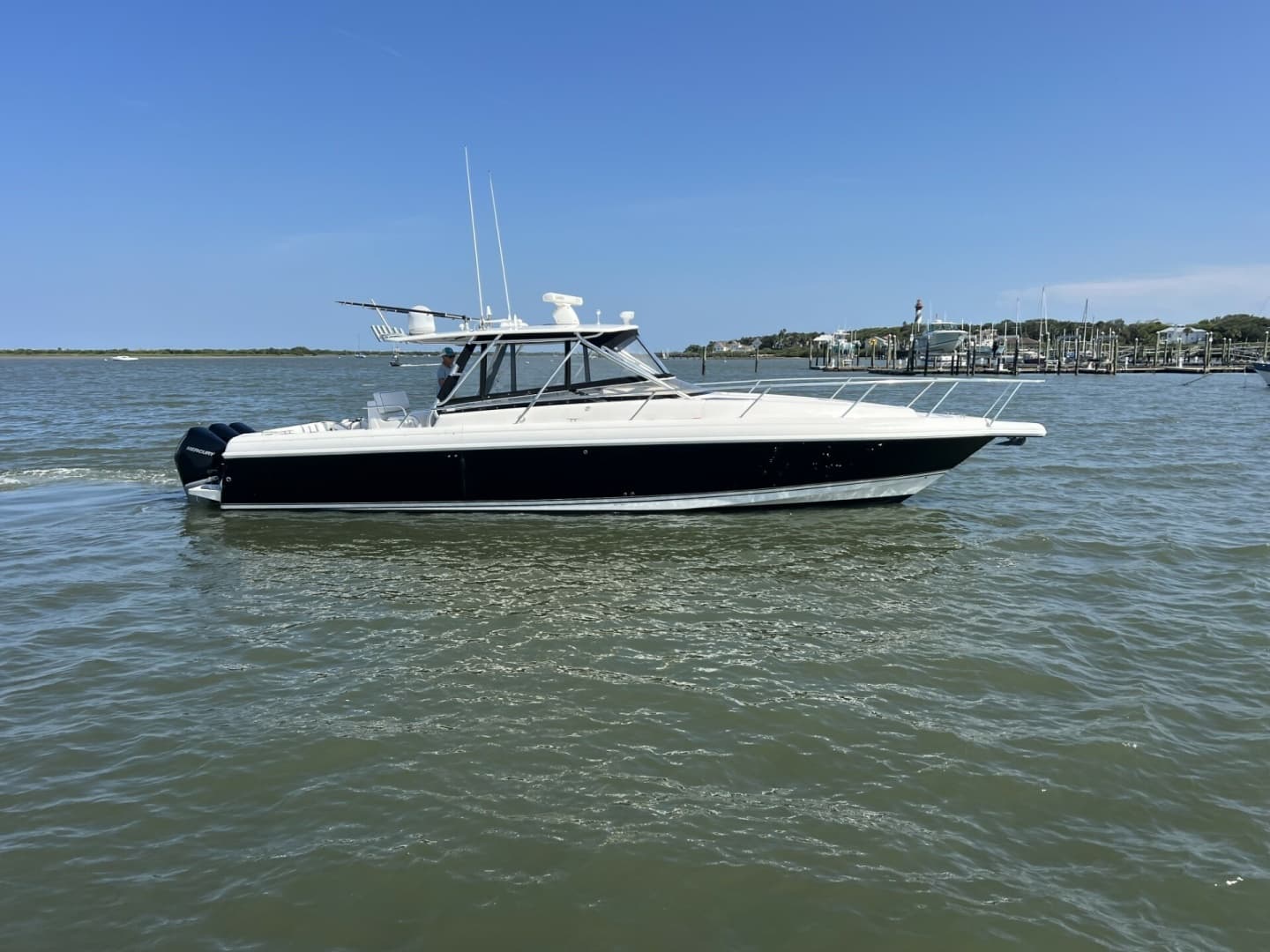 Intrepid 37 FINSURE - Exterior