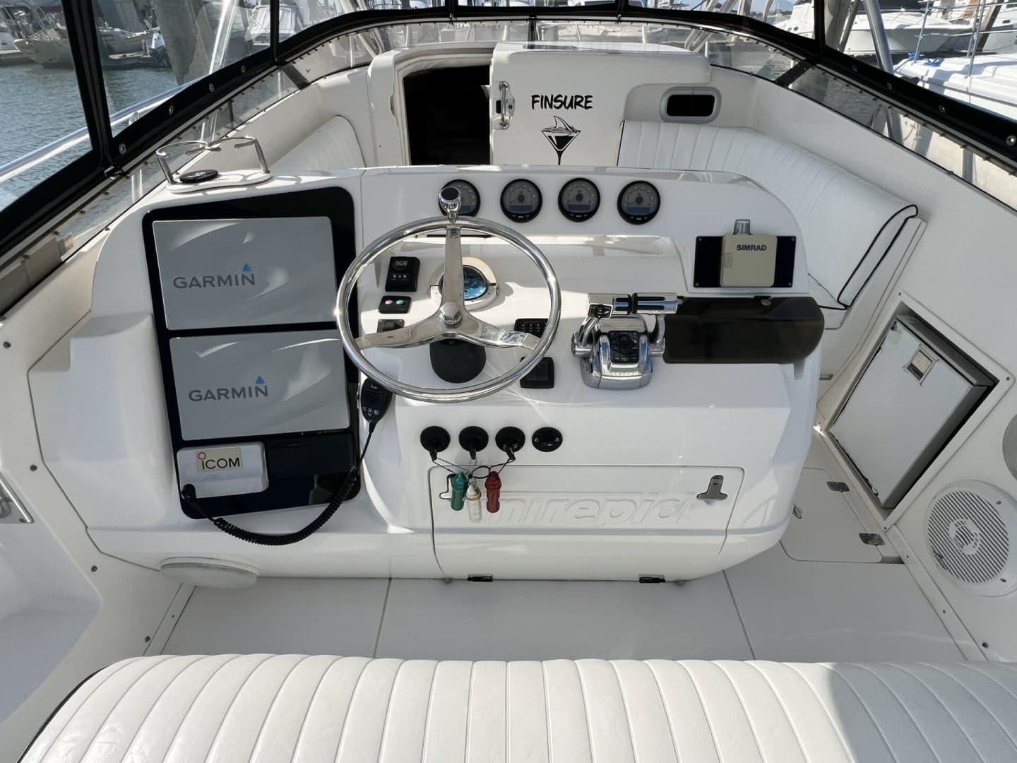 Intrepid 37 FINSURE - Helm