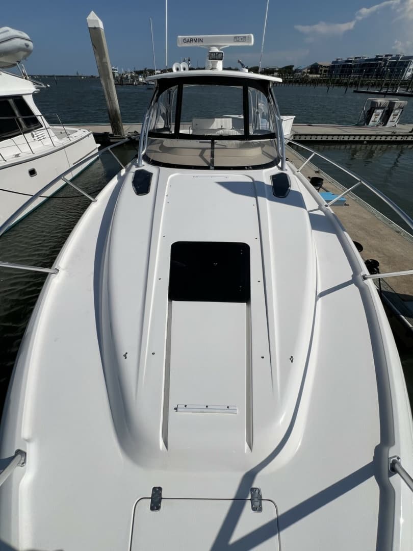Intrepid 37 FINSURE - Exterior Bow