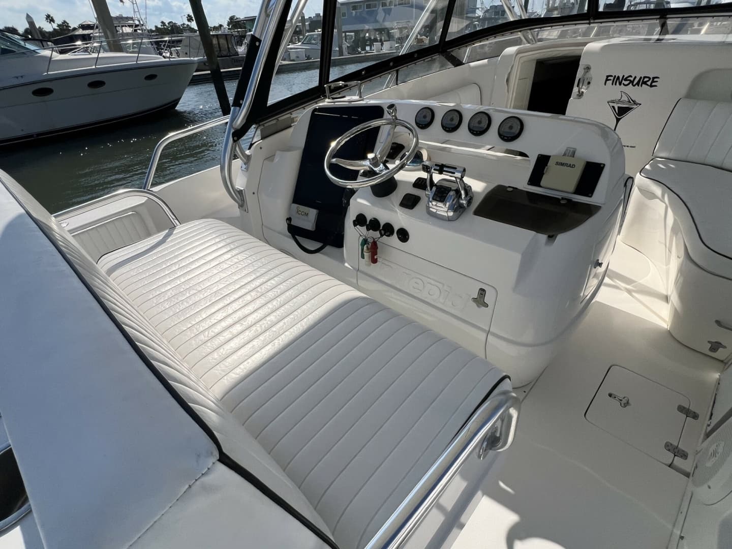 Intrepid 37 FINSURE - Helm
