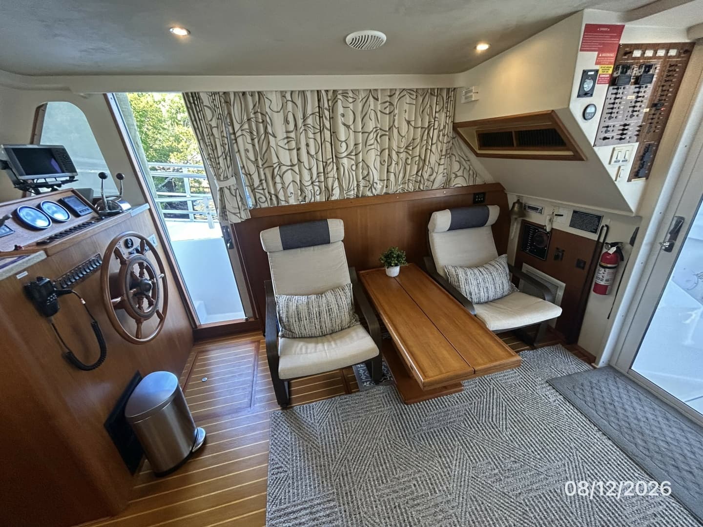 39' Mainship salon starboard