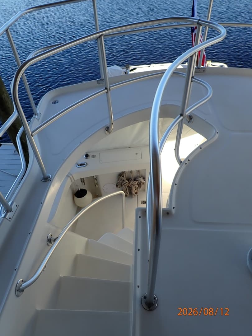 39' Mainship flybridge-aftdeck stairs