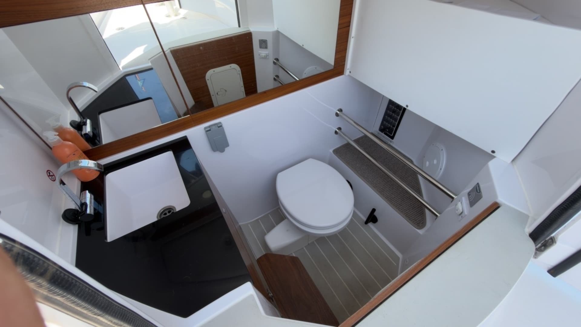 2023 Axopar 28 Cabin