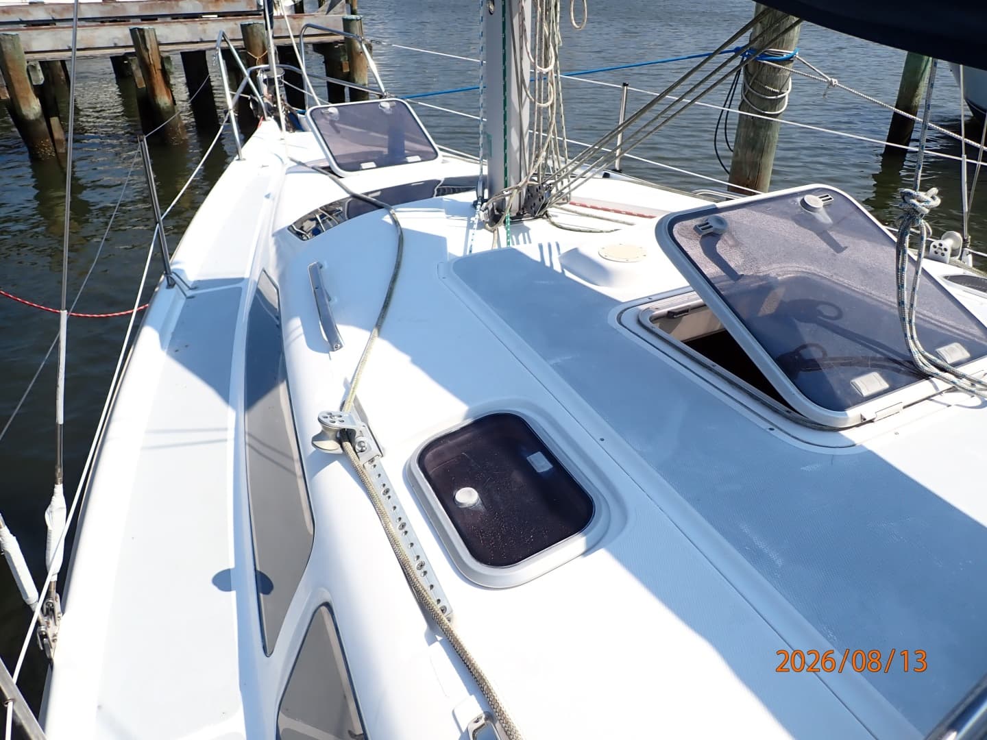 Hunter 336 foredeck