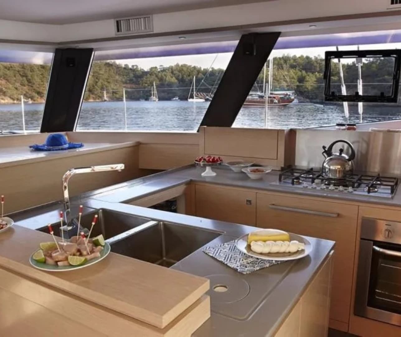 2018 Founatine Pajot Ipanema 58 galley