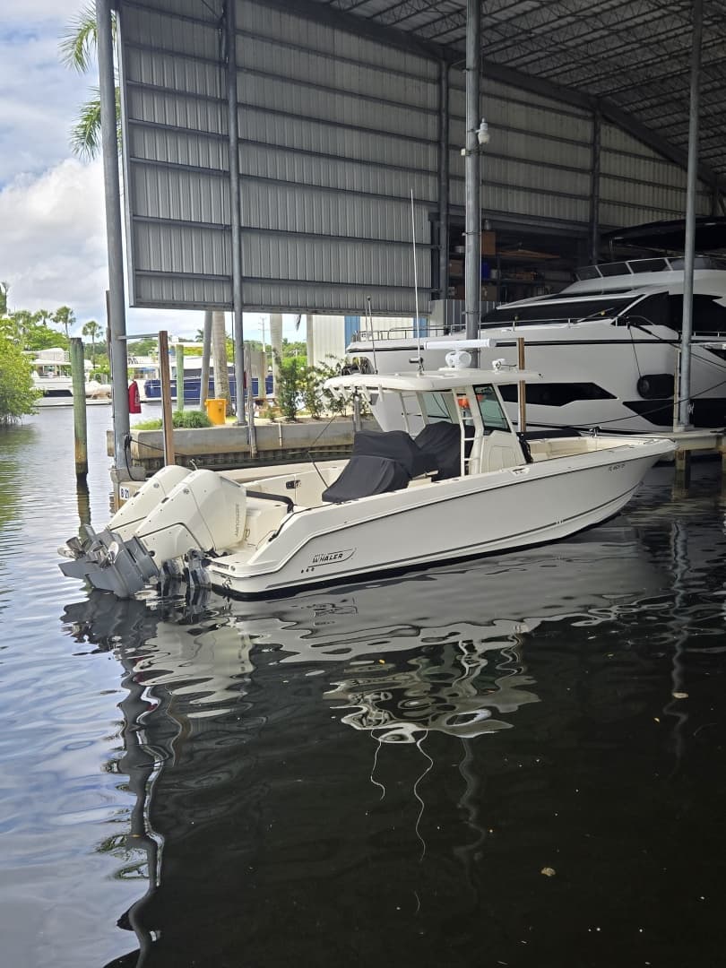 2024 Boston Whaler 330 Outrage