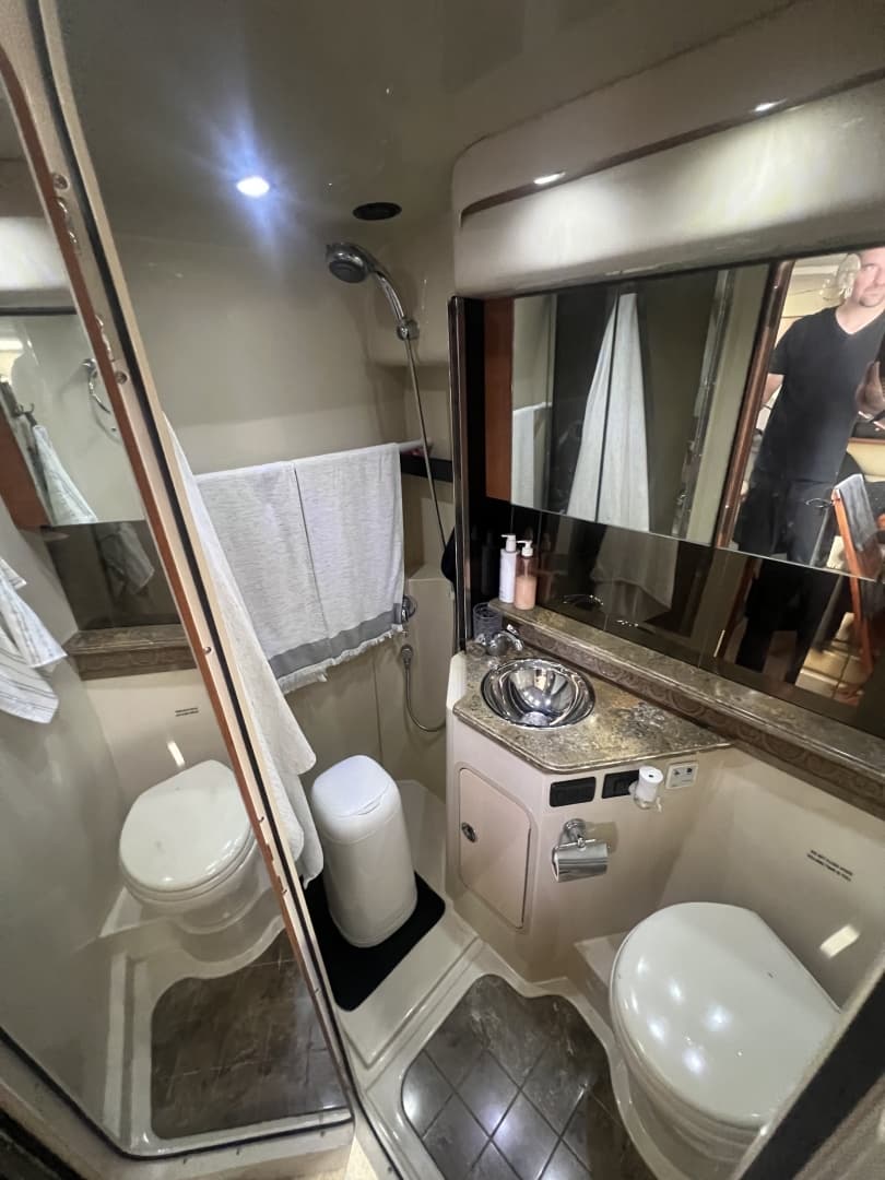 2010 Cruisers Yachts 360 Express