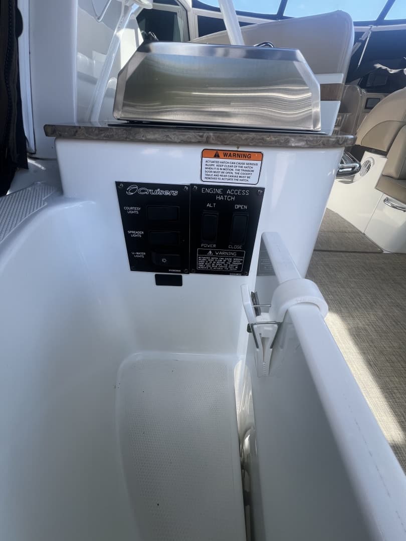 2010 Cruisers Yachts 360 Express