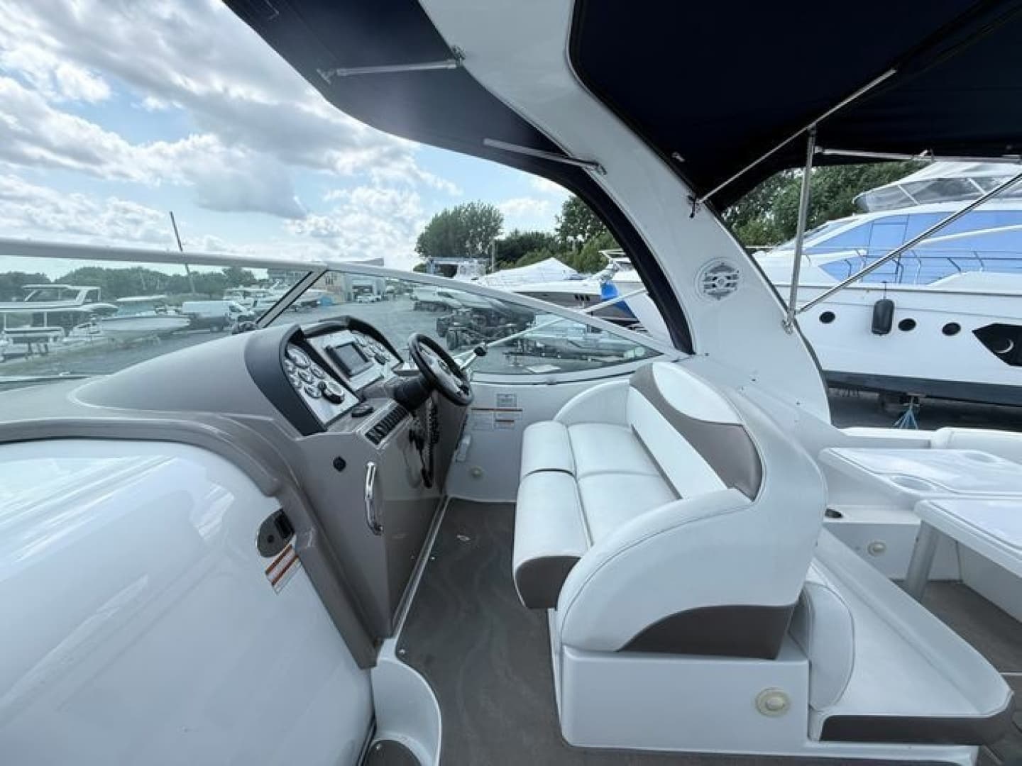 2009 Cruisers Yachts 300 CXi