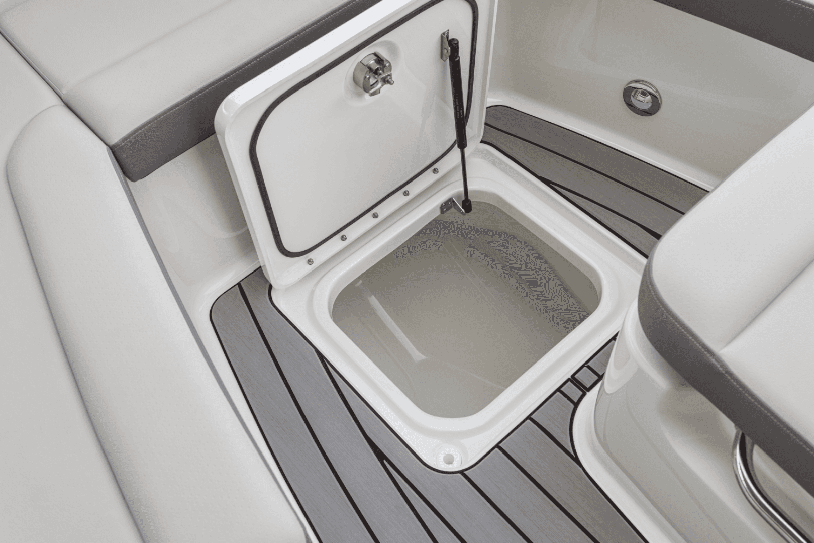 2025 Sea Ray SDX 270 Outboard