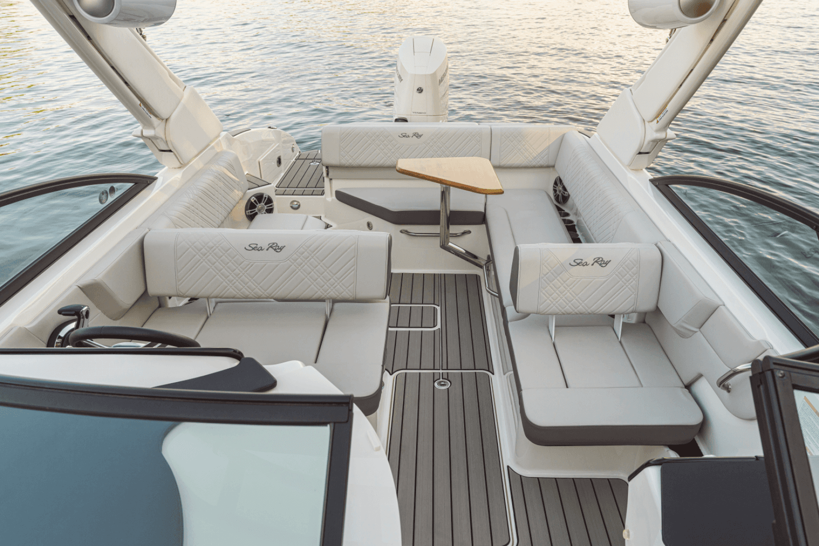 2025 Sea Ray SDX 270 Outboard