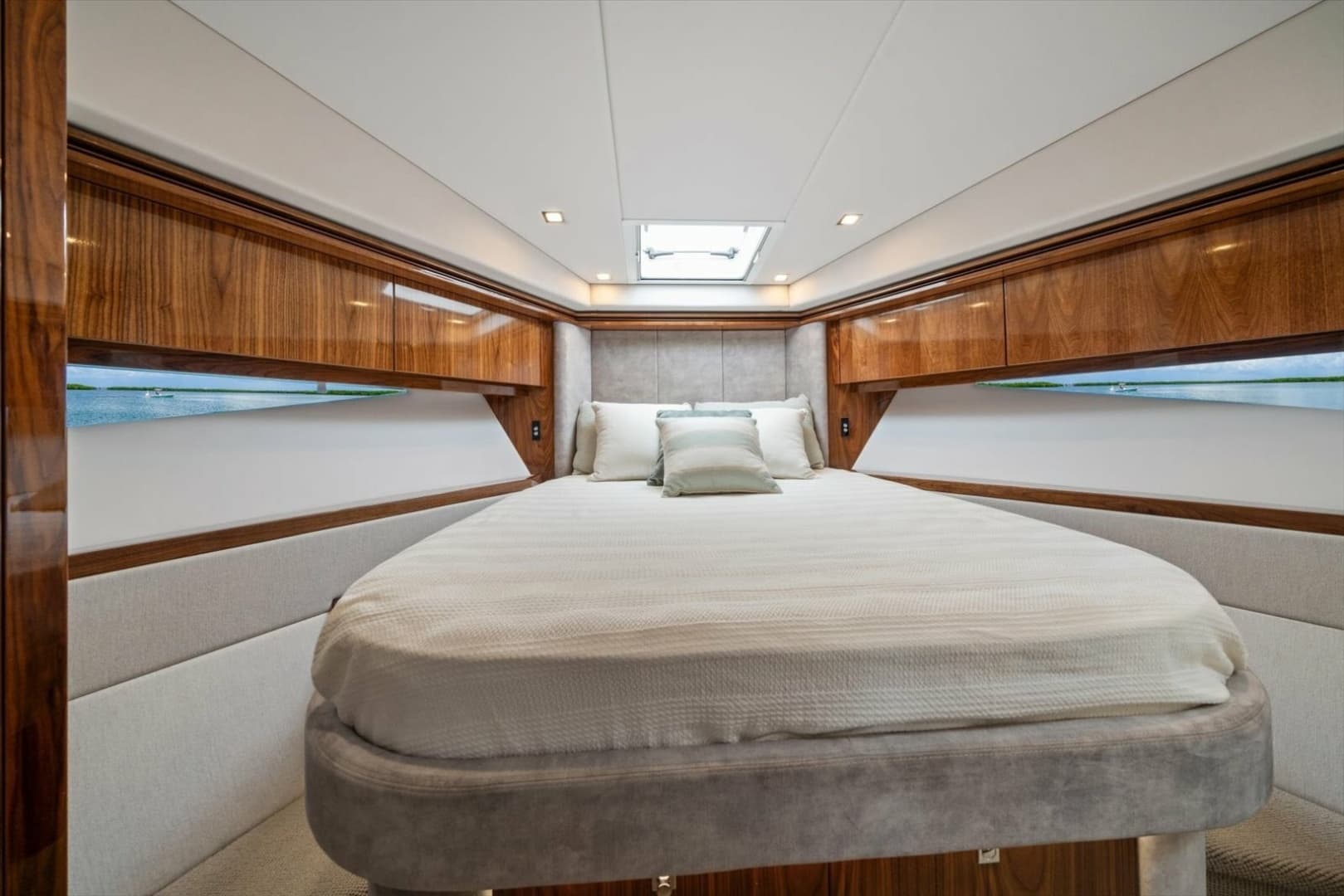 2023 Riviera 5400 Sport Yacht
