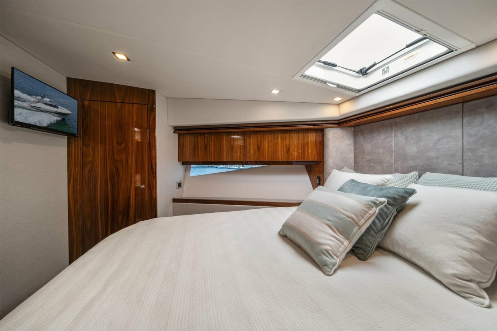 2023 Riviera 5400 Sport Yacht