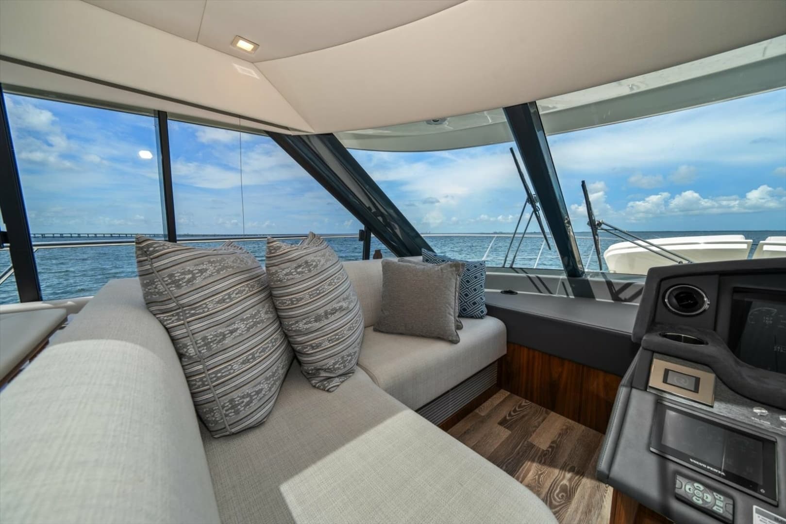 2023 Riviera 5400 Sport Yacht
