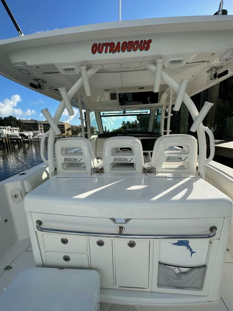 Boston Whaler 37 Outrageous - Helm Seating