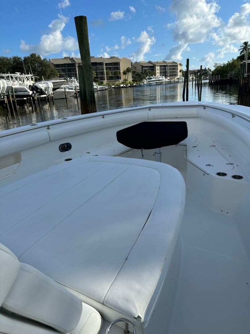 Boston Whaler 37 Outrageous - Forward Seating