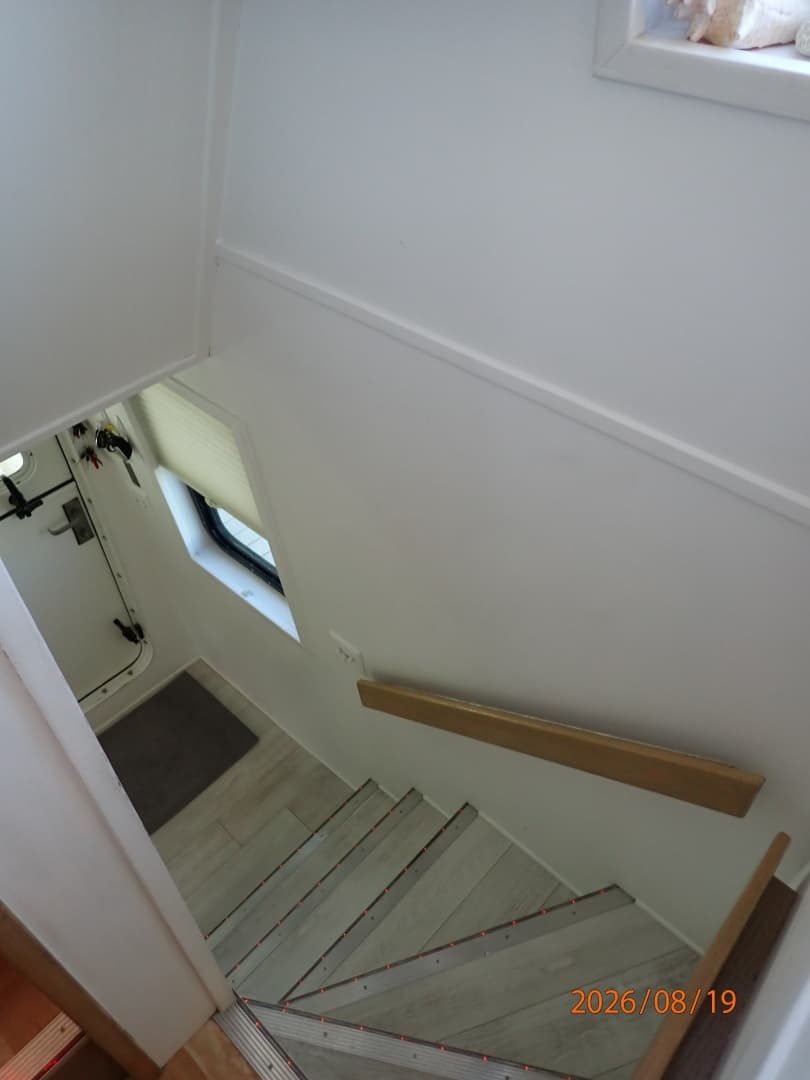 Steel Magnolia starboard companionway1