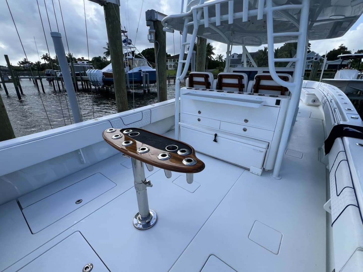 Contender 44 NAUTI GIRL - Cockpit