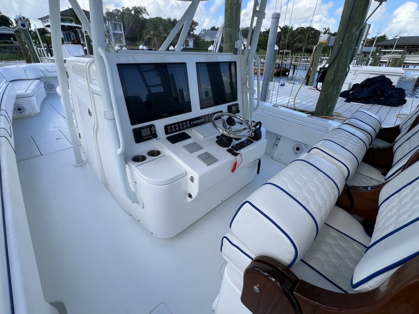 Contender 44 NAUTI GIRL - Helm