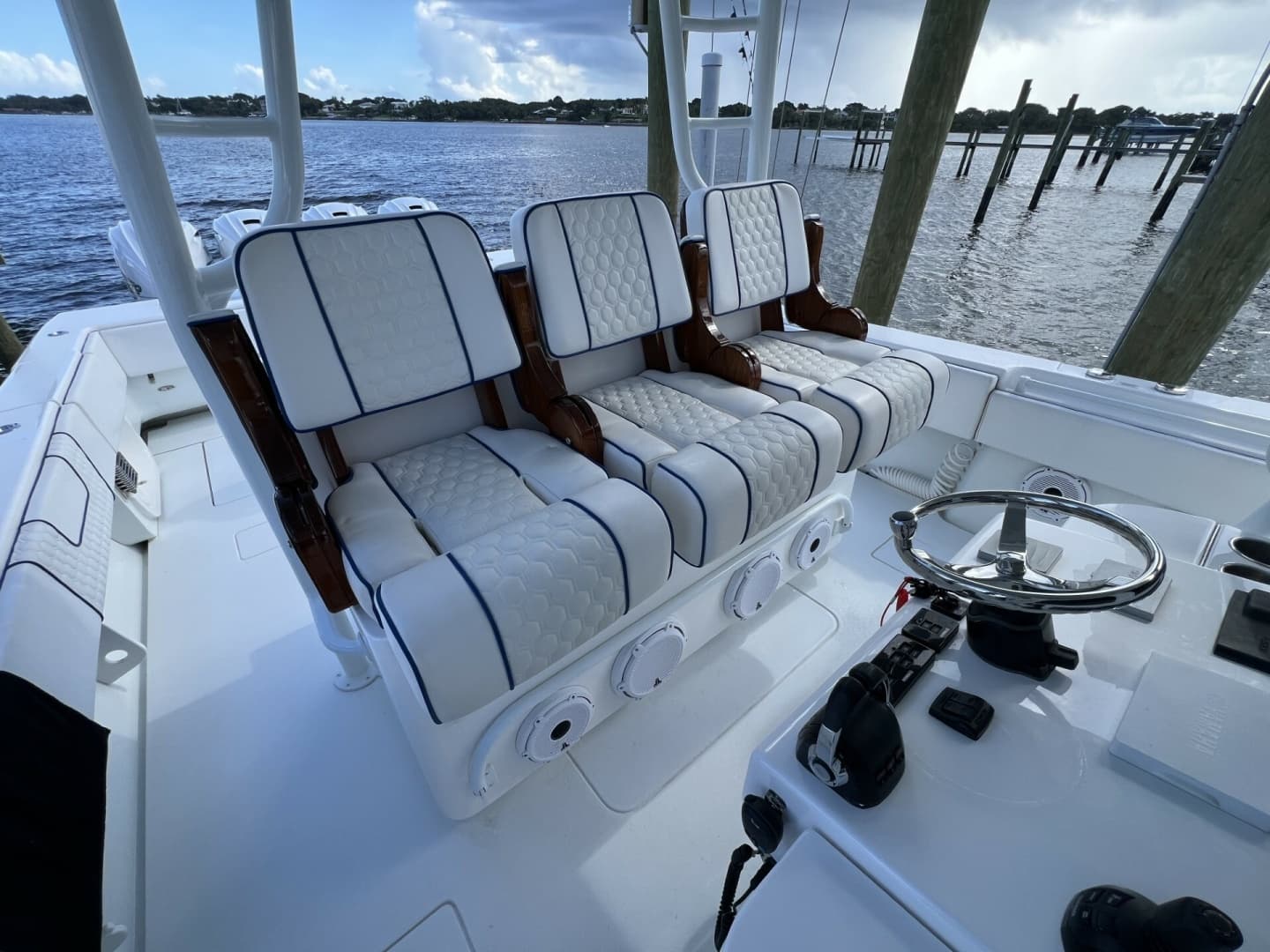 Contender 44 NAUTI GIRL - Helm