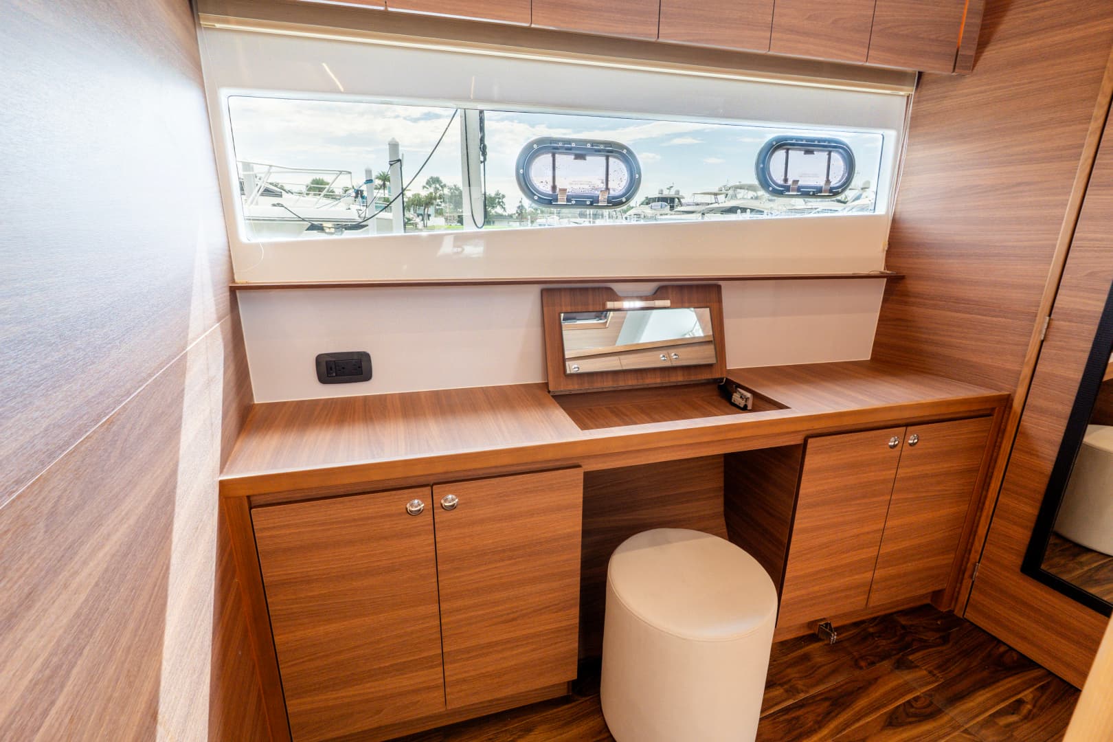 2023 Aquila 54 YACHT