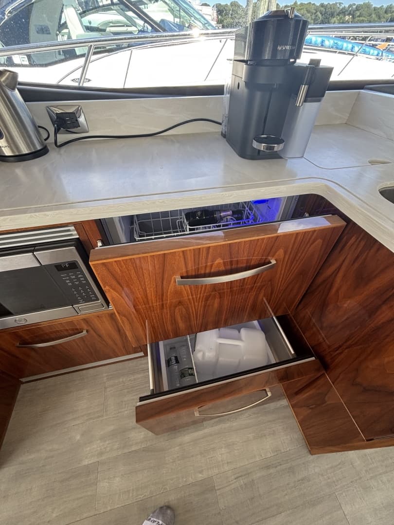 2020 Riviera 4800 Sport Yacht
