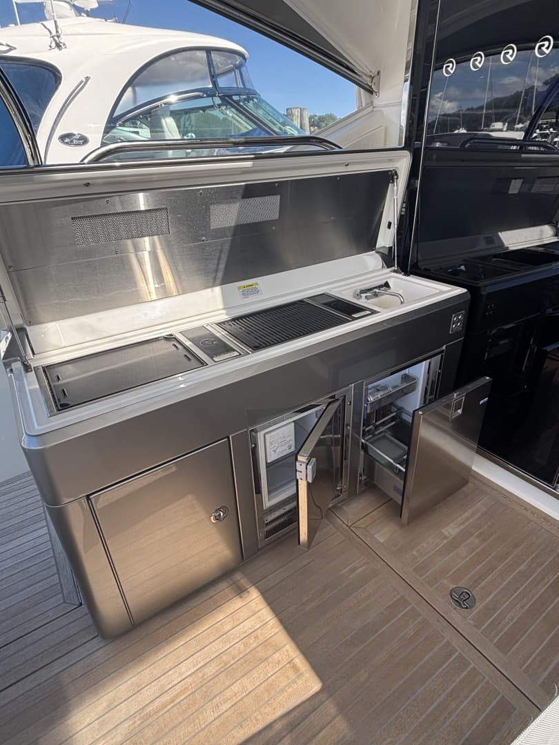 2020 Riviera 4800 Sport Yacht