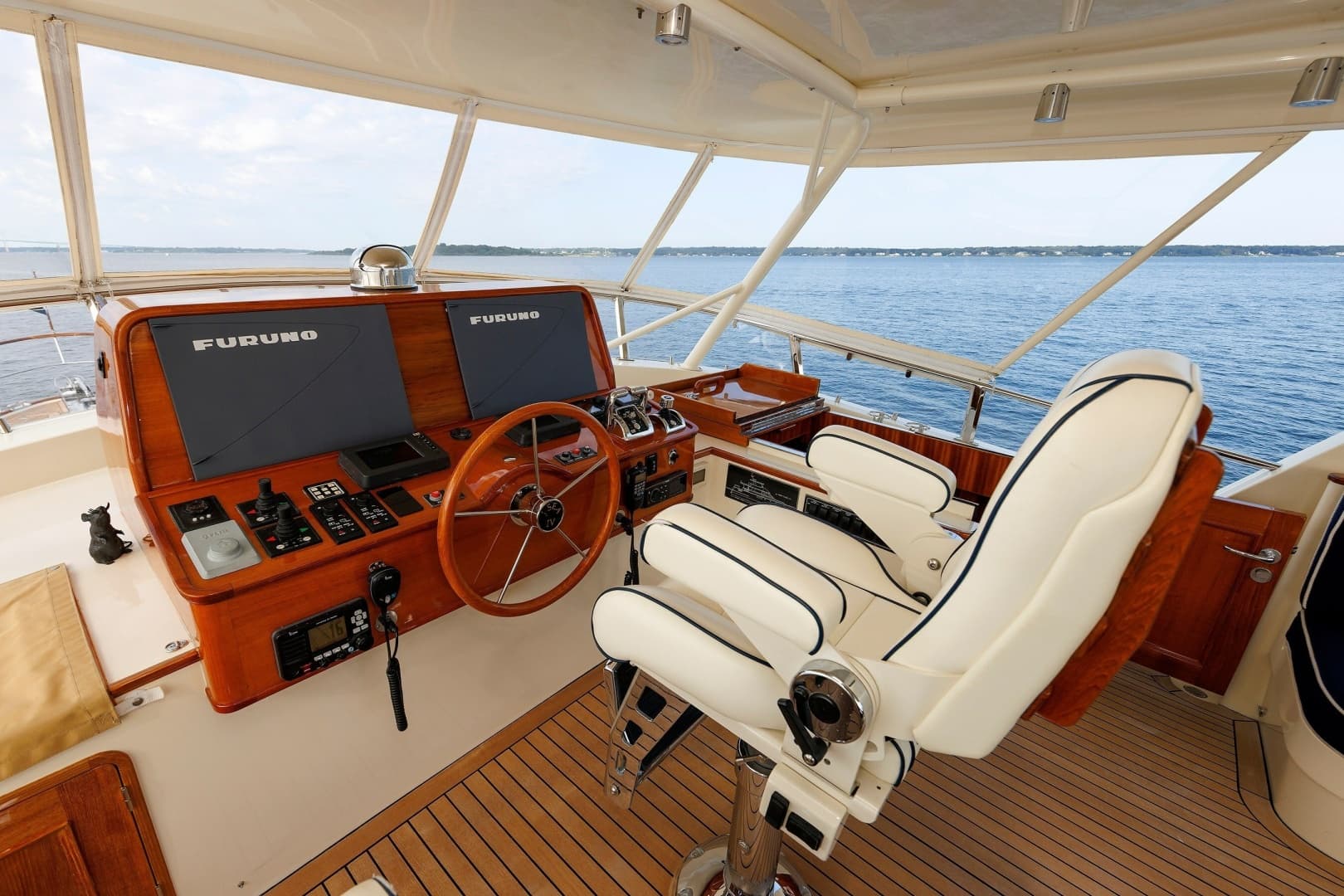 2016 Hunt Yachts 72 Flybridge