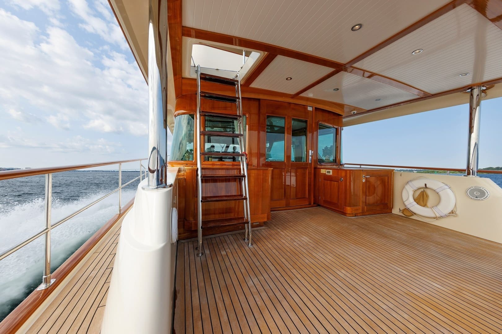 2016 Hunt Yachts 72 Flybridge