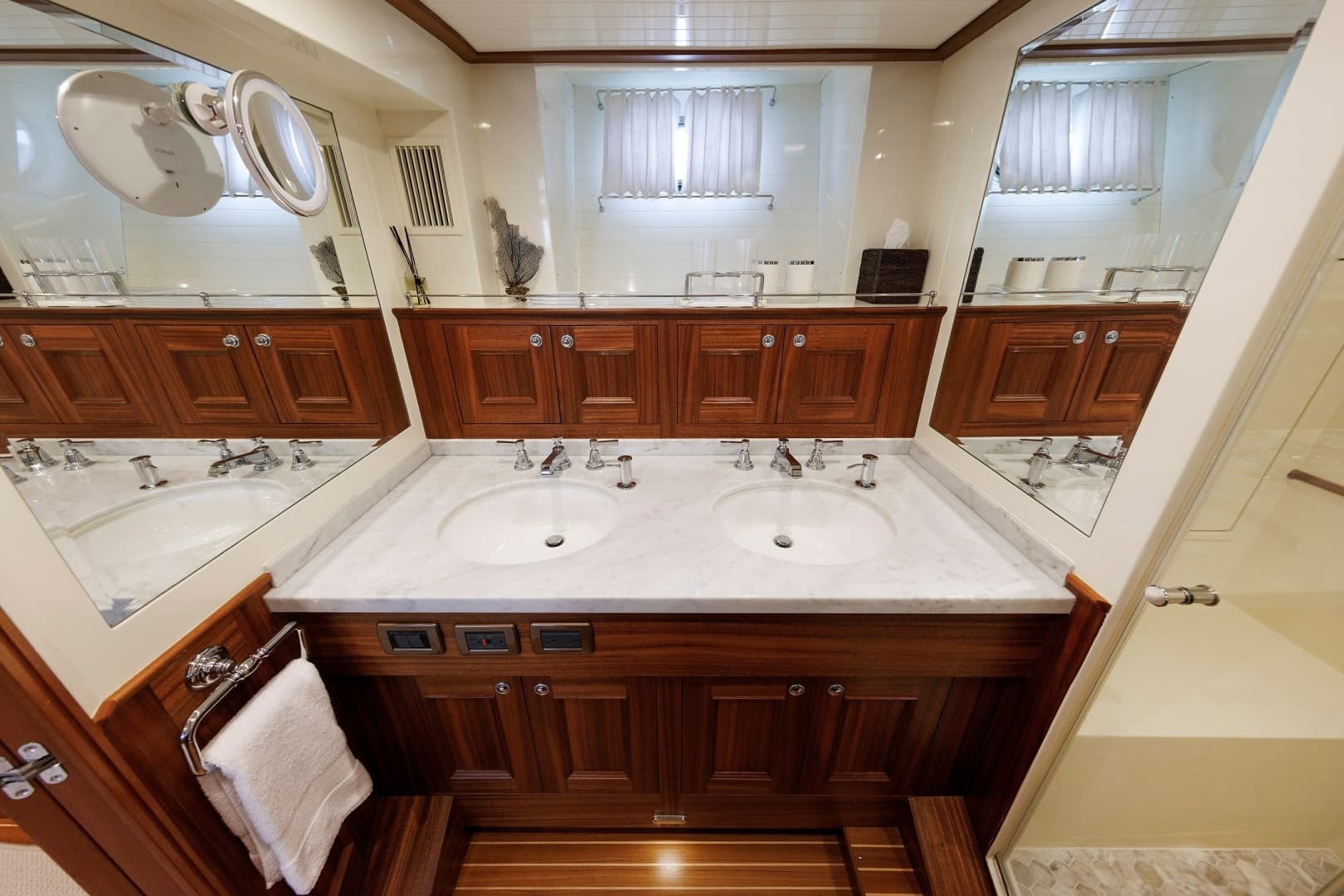 2016 Hunt Yachts 72 Flybridge
